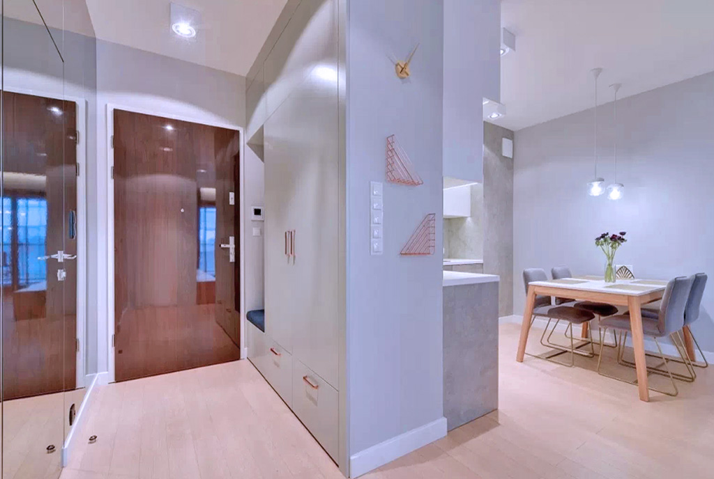 funkcjonalny korytarz w luksusowym apartamencie do sprzedaży Gdańsk
