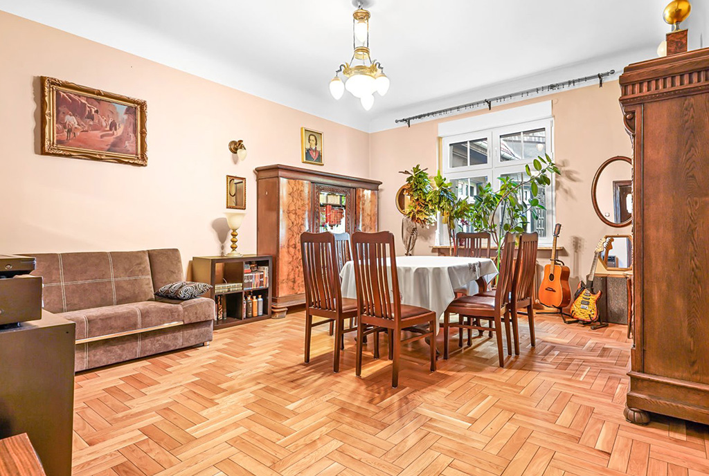 widok na jadalnię, w oddali salon w ekskluzywnym apartamencie na sprzedaż Katowice