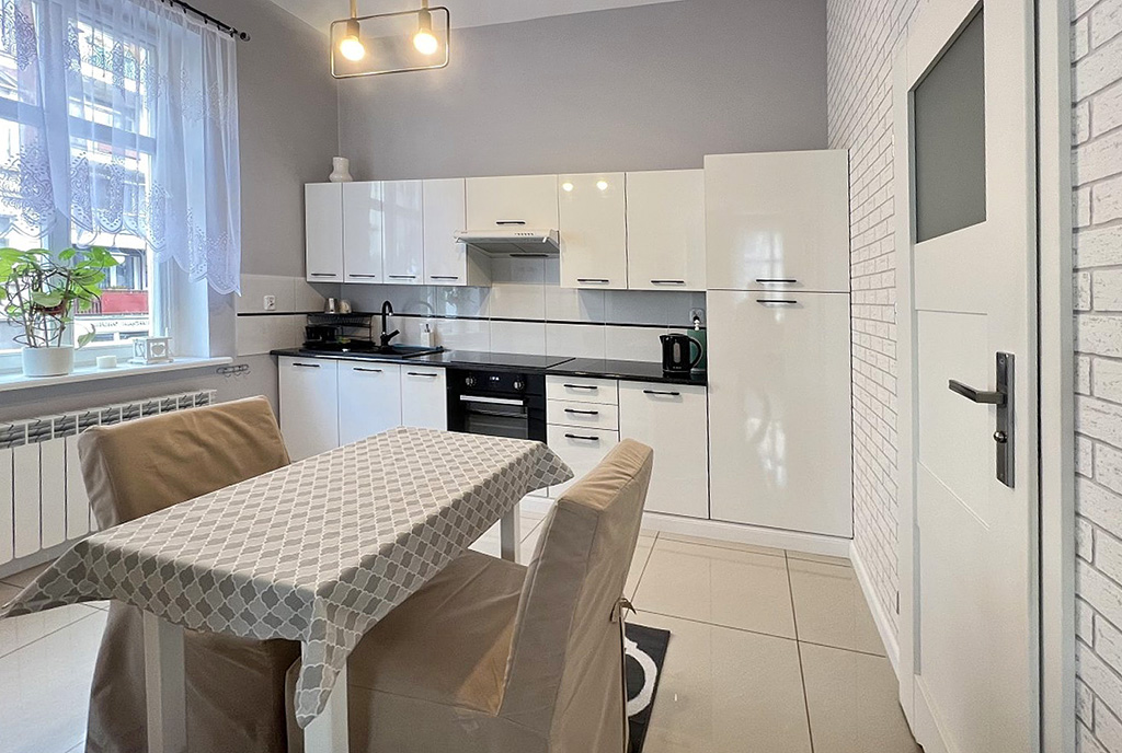 kuchnia w funkcjonalnej zabudowie w luksusowym apartamencie na sprzedaż Zielona Góra (okolice)