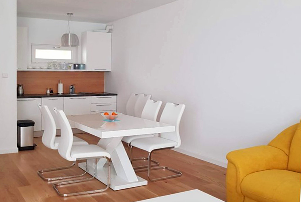 widok na jadalnię i kuchnię w luksusowym apartamencie na sprzedaż nad morzem