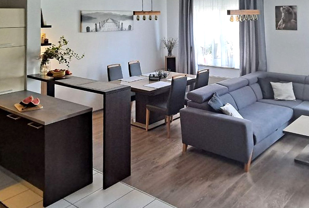 komfortowo zaprojektowane wnętrze luksusowej willi na sprzedaż nowocześnie zaaranżowany salon w ekskluzywnej willi do sprzedaży Gdańsk (okolice)