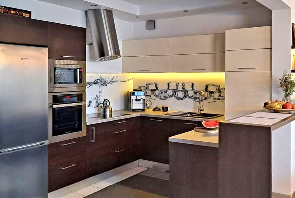 funkcjonalna kuchnia w ekskluzywnej willi na sprzsedaż nowocześnie zaaranżowany salon w ekskluzywnej willi do sprzedaży Gdańsk (okolice)