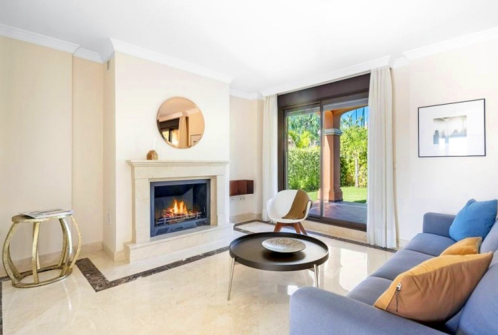 elegancki kominek w salonie ekskluzywnej willi do sprzedaży Hiszpania (Estepona)