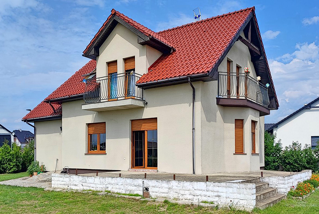 na pierwszym planie taras przy ekskluzywnej willi na sprzedaż Legnica (okolice)