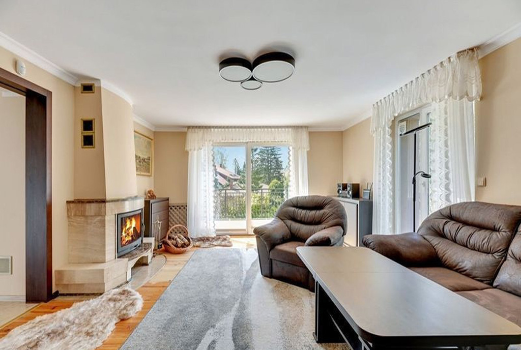 kominek w pokoju dziennym luksusowej willi do sprzedaży Gdańsk (okolice)