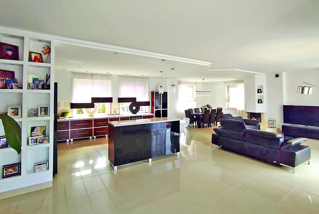 obszerne wnętrze luksusowej willi na sprzedaż Wałbrzych (okolice)