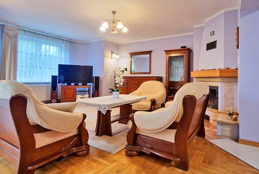 eleganckie wnętrze pokoju gościnnego w ekskluzywnej willi do sprzedaży Wieluń (okolice)