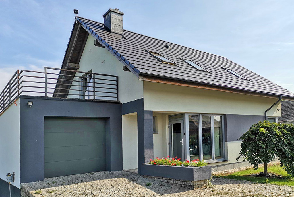 na pierwszym planie taras przy ekskluzywnej willi na sprzedaż Wrocław (okolice)