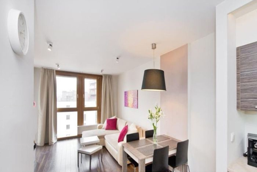 przeciwległa strona pokoju dziennego w luksusowym apartamencie na sprzedaż Gdańsk