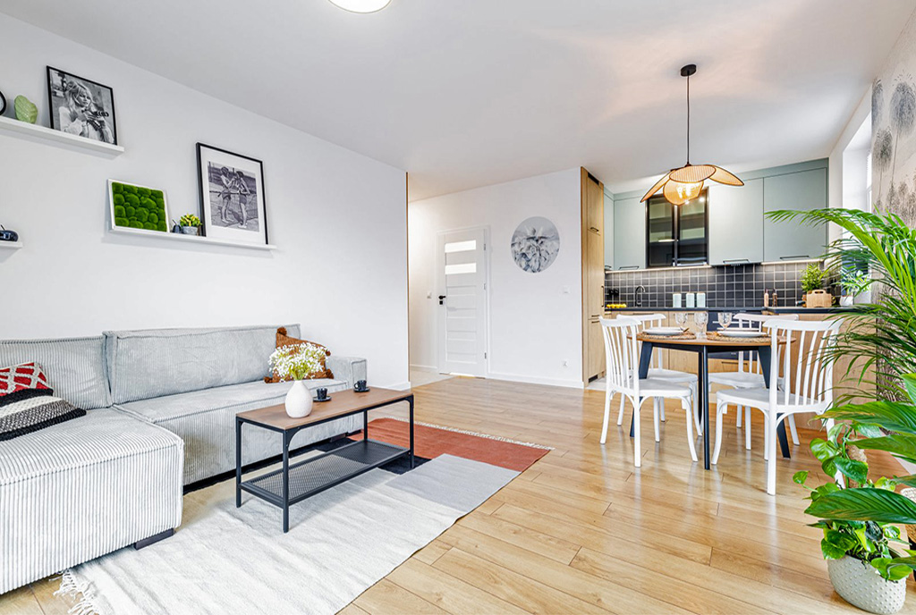 po lewej salon, po prawej aneks kuchenny w luksusowym apartamencie na sprzedaż Kalisz
