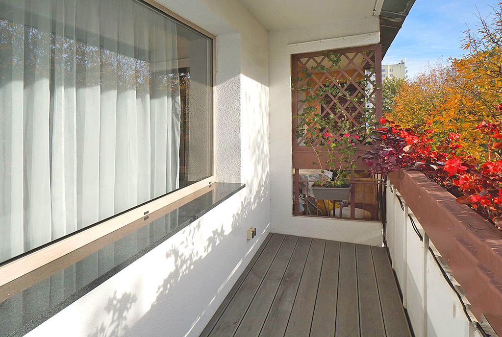 słoneczny balkon przy ekskluzywnym apartamencie na sprzedaż Konin