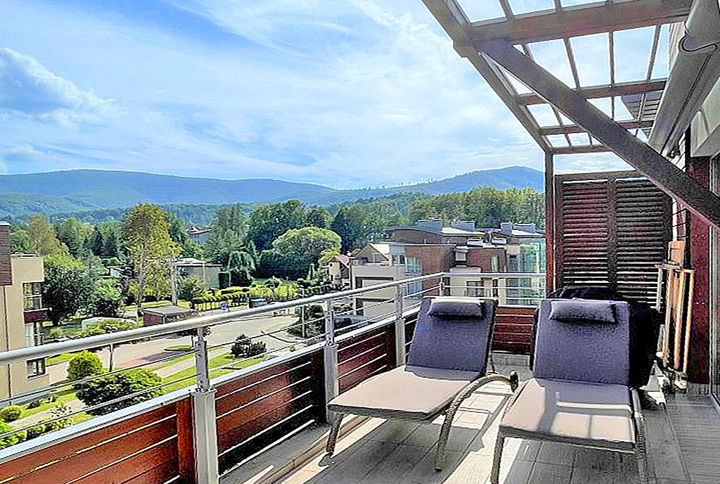 słoneczny taras przy luksusowym apartamencie do sprzedaży Ustroń