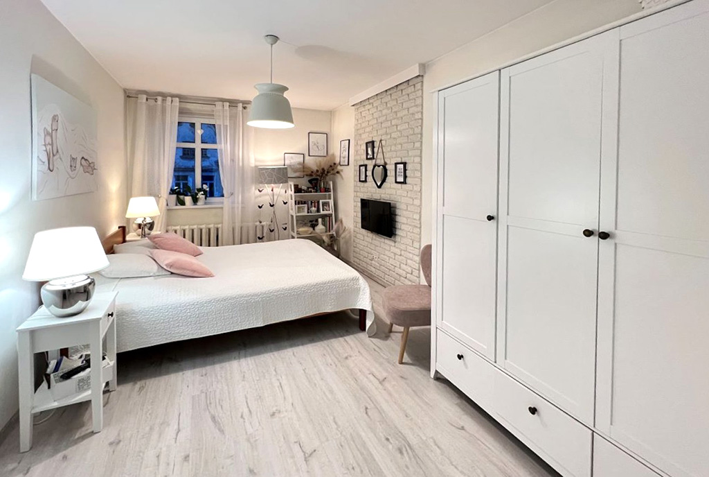zaciszna sypialnia w ekskluzywnym apartamencie na sprzedaż Zielona Góra (okolice)