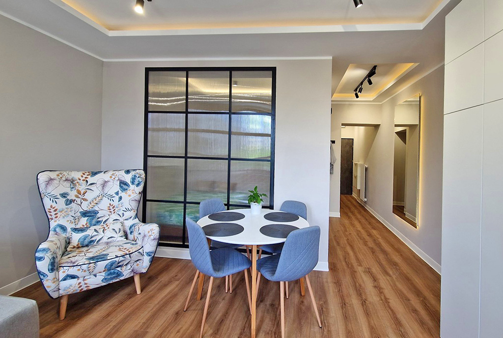 na pierwszym planie jadalnia w ekskluzywnym apartamencie na wynajem Łódź
