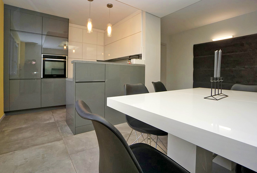 widok na jadalnię oraz aneks kuchenny w luksusowym apartamencie do wynajmu Piotrków Trybunalski