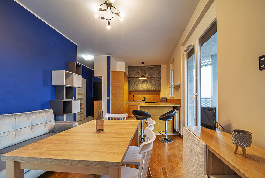 widok z jadalni na aneks kuchenny w luksusowym apartamencie do wynajmu Wrocław