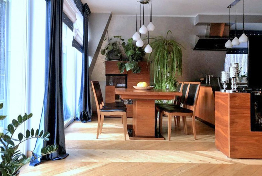 na pierwszym planie jadalnia w luksusowym apartamencie na sprzedaż Gdańsk