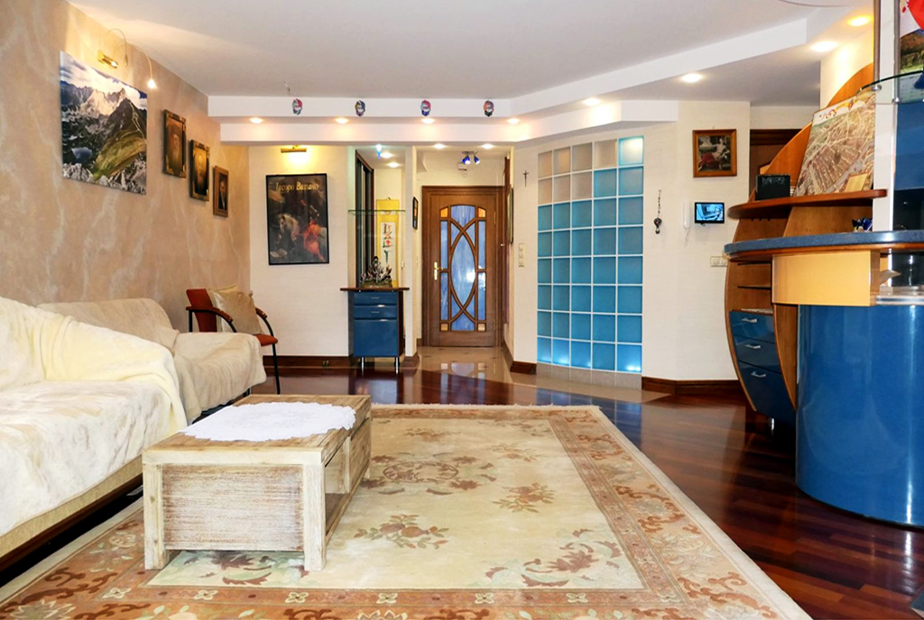 funkcjonalny hol w luksusowym apartamencie na sprzedaż Sopot