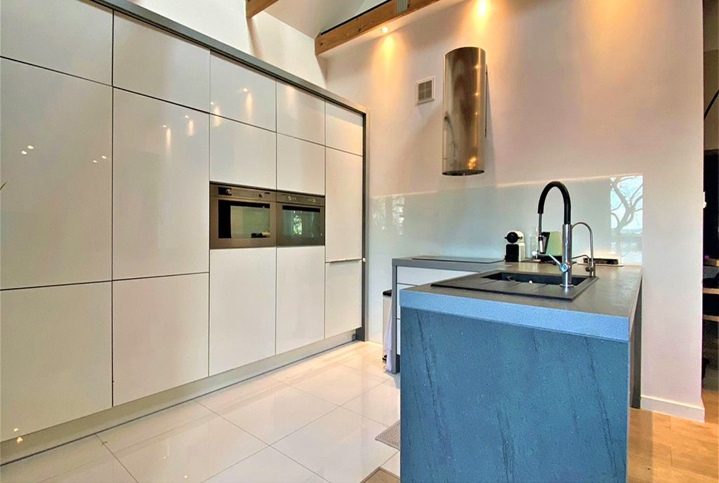 nowoczesna kuchnia w ekskluzywnym apartamencie na sprzedaż Wrocław (okolice)