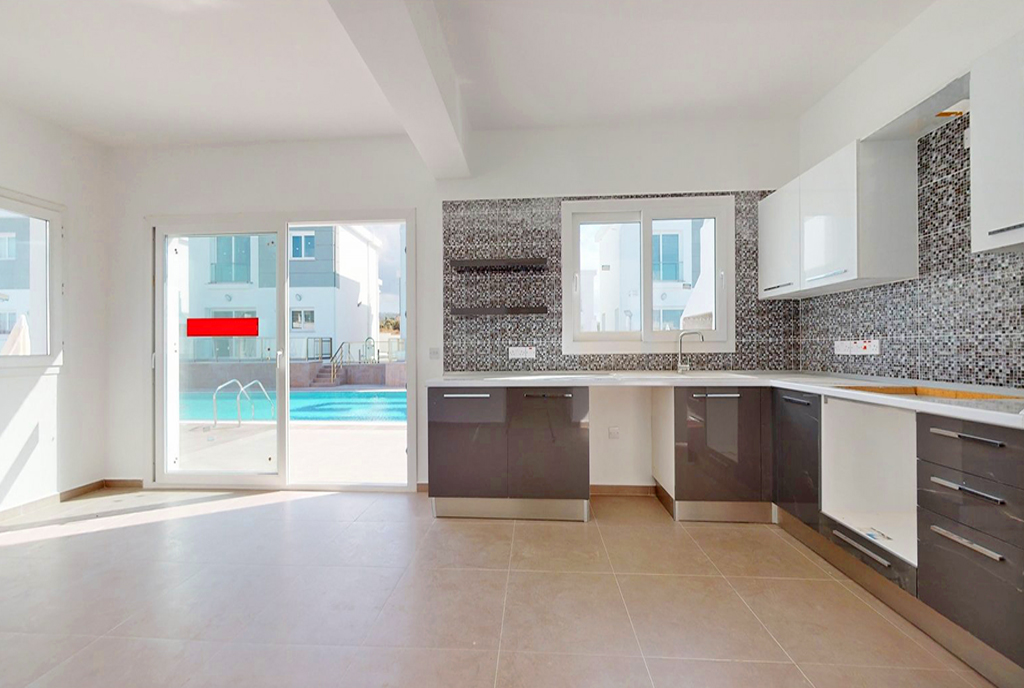 po lewej salon, na wprost taras, po prawej kuchnia w ekskluzywnej willi na sprzedaż Cypr (Iskele)