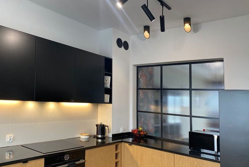 zaaranżowana w czerni kuchnia w ekskluzywnej willi na sprzedaż Gdańsk