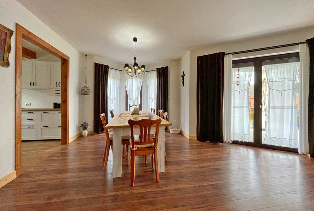 elegancki salon i jadalnia w ekskluzywnej willi na sprzedaż Legnica (okolice)