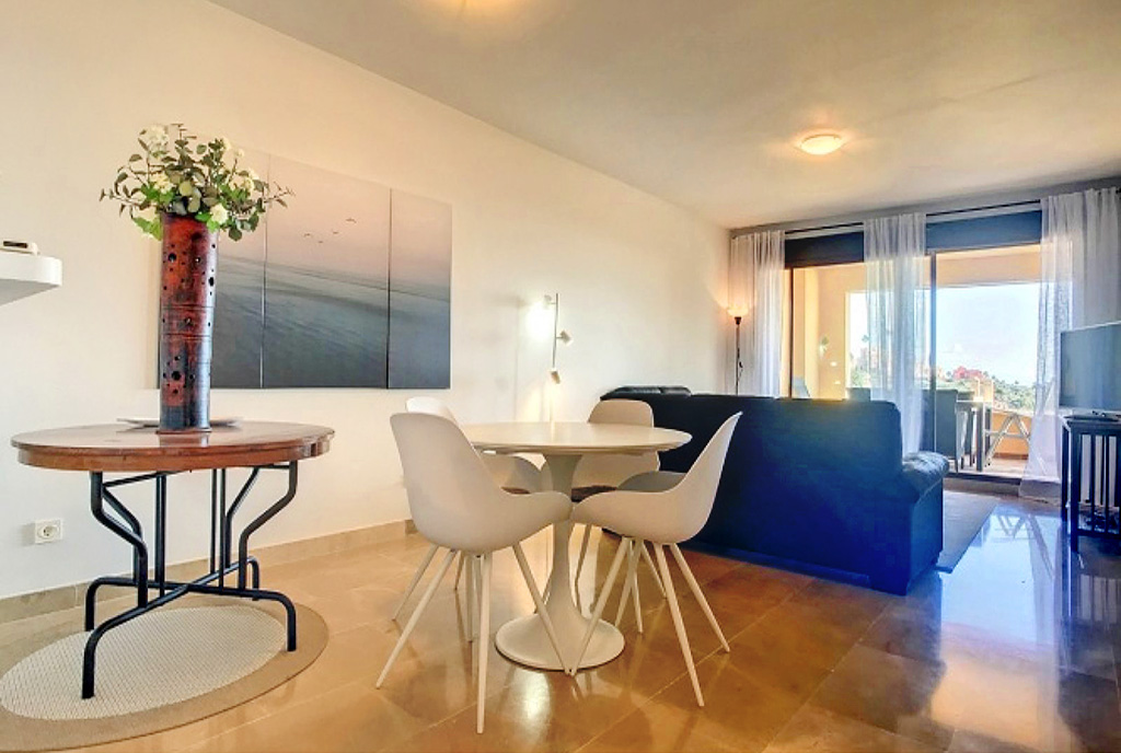przestronny pokój gościnny w ekskluzywnym apartamencie na sprzedaż Hiszpania (La Duquesa, Estepona)