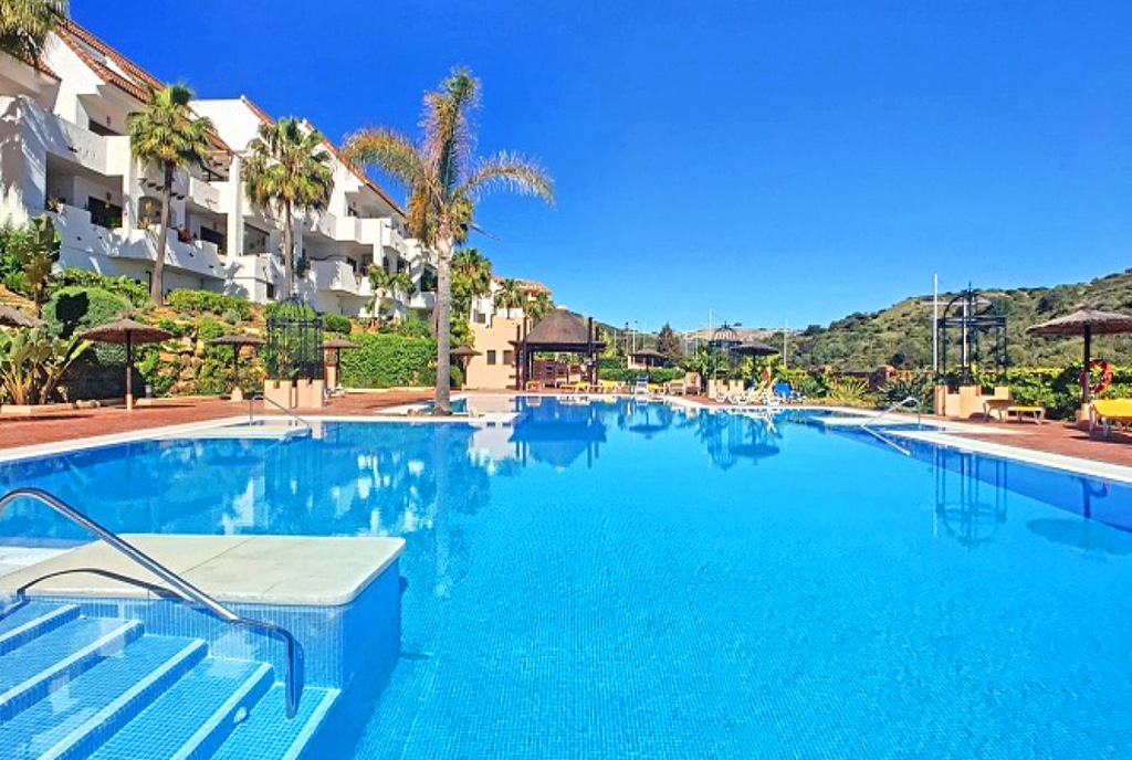 basen w częściach wspólnych osiedla, na którym znajduje się oferowany do sprzedaży luksusowy apartament Hiszpania (La Duquesa, Estepona)