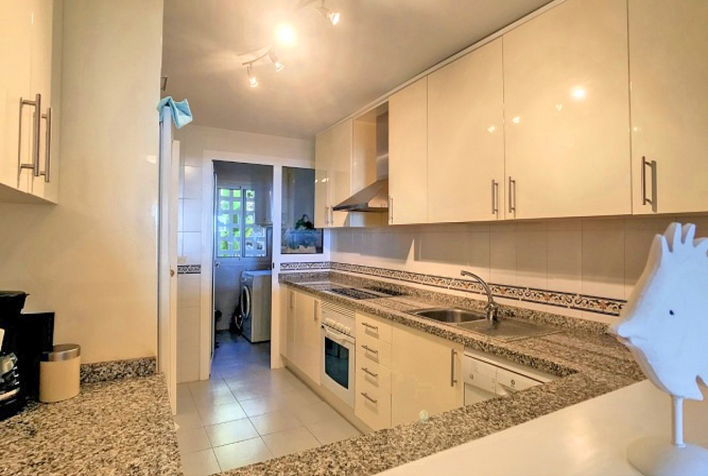 funkcjonalna kuchnia w luksusowym apartamencie na sprzedaż Hiszpania (La Duquesa, Estepona)
