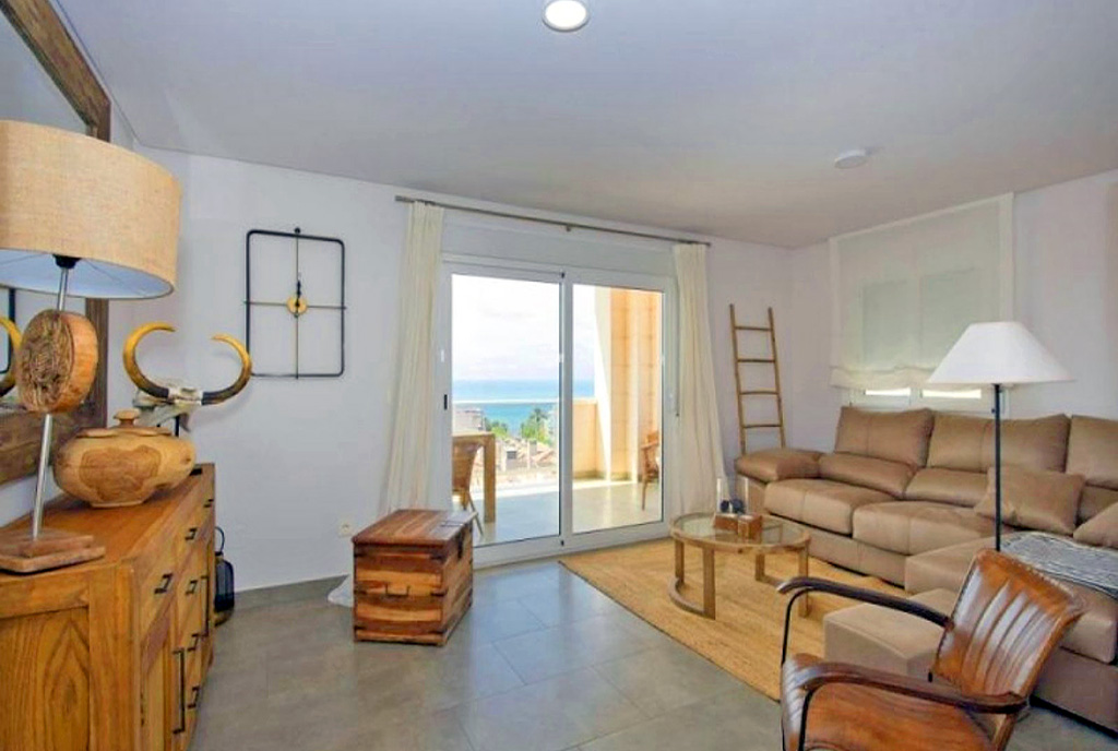 zaprojektowany w śródziemnomorskim stylu salon w ekskluzywnym apartamencie do sprzedaży Hiszpania (Santa Pola)