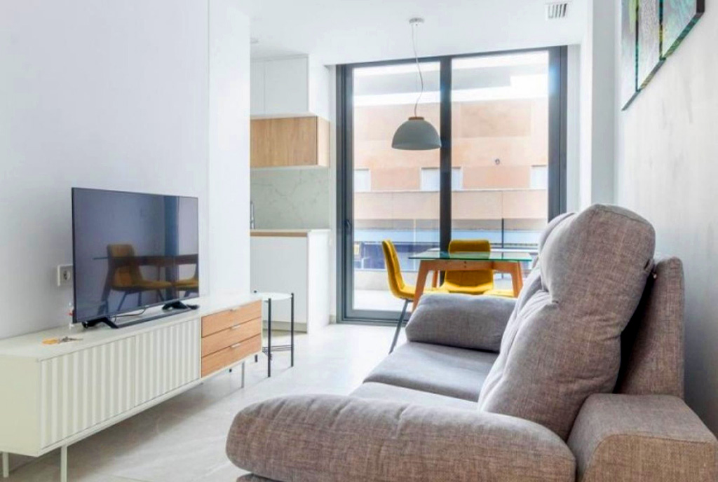 na pierwszym planie pokój dzienny w luksusowym apartamencie do sprzedaży Hiszpania (Torrevieja)