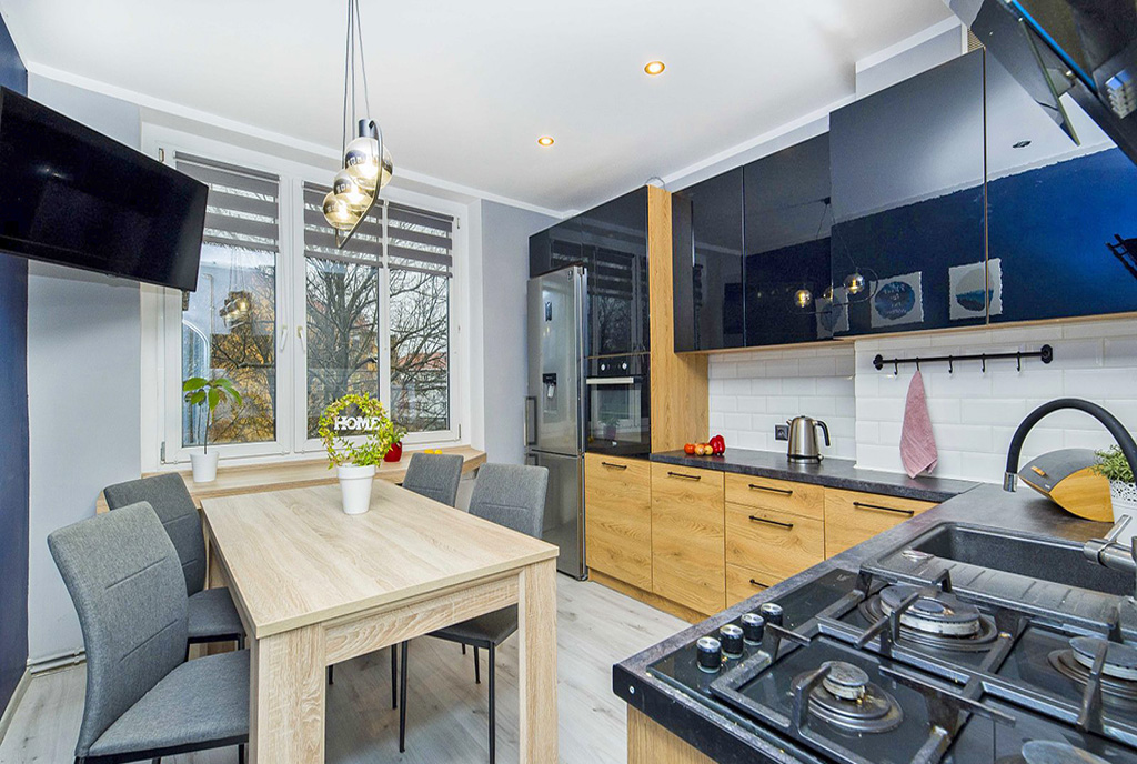 imponująca zabudowa kuchni w ekskluzywnym apartamencie do sprzedaży Katowice (okolice)