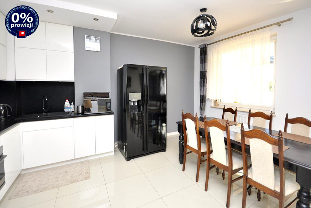 po lewej kuchnia, po prawej jadalnia w ekskluzywnym apartamencie na wynajem Gdynia (okolice)