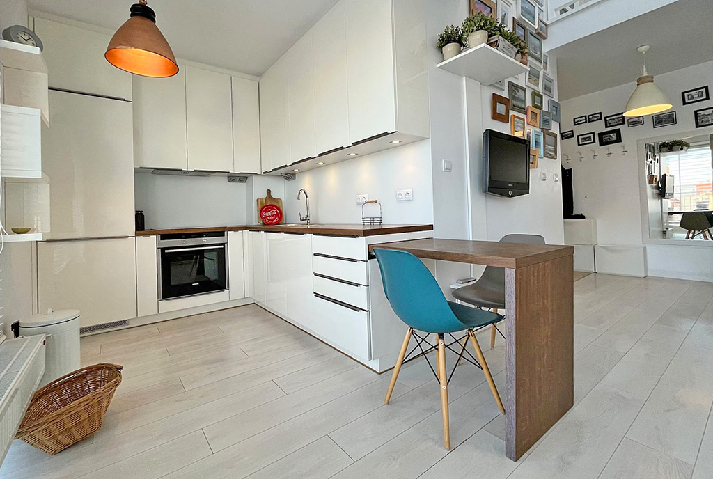 jadalnia oraz kuchnia w ekskluzywnym apartamencie do wynajmu Szczecin (okolice)