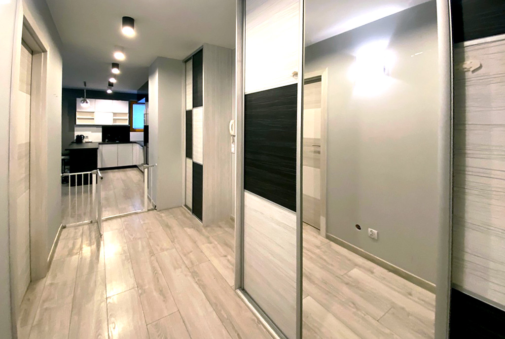 imponujący hol w ekskluzywnym apartamencie na wynajem Szczecin