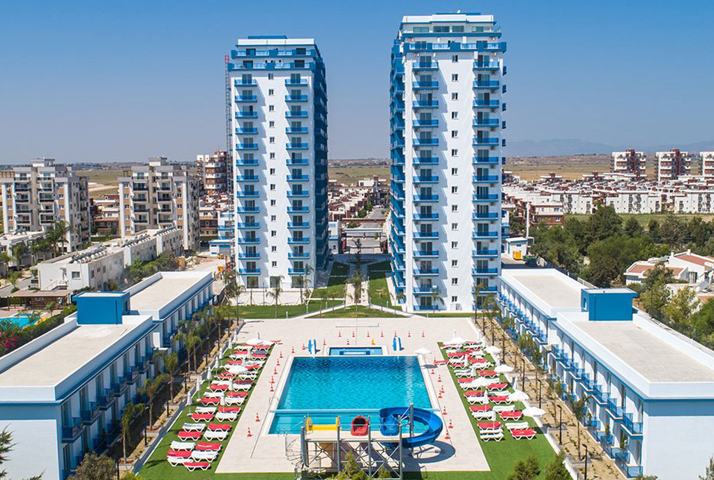 zdjęcie wykonane z drona pokazujące od góry osiedle, na którym mieści się oferowany na sprzedaż ekskluzywny apartament Cypr (Iskele)