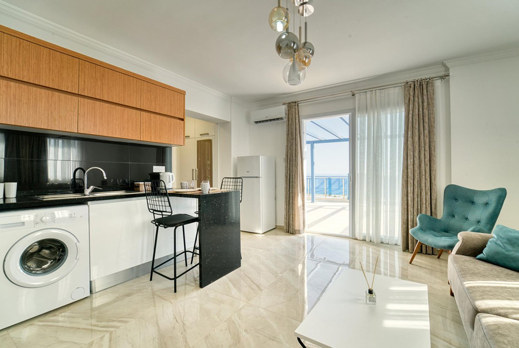 widok z pokoju dziennego na aneks kuchenny w ekskluzywnym apartamencie na sprzedaż Cypr (Iskele)