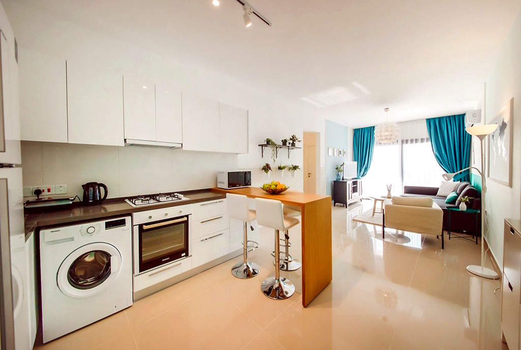 widok z kuchni na salon w luksusowym apartamencie na sprzedaż Cypr (Iskele)
