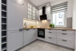 praktyczna aranżacja kuchni w ekskluzywnym apartamencie do sprzedaży Gdynia (okolice)