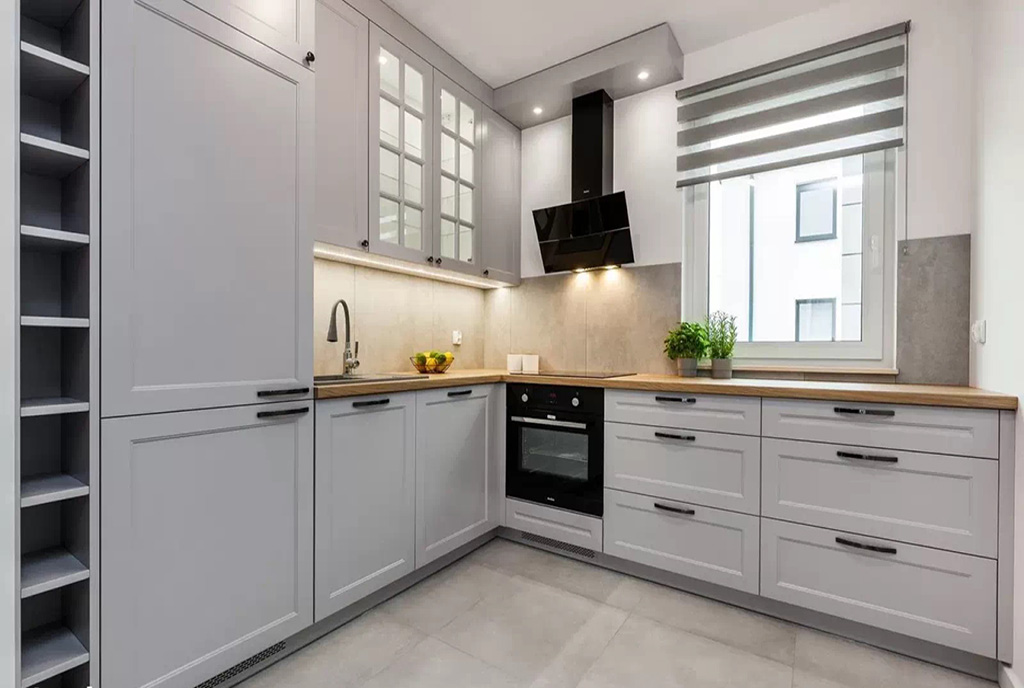 praktyczna aranżacja kuchni w ekskluzywnym apartamencie do sprzedaży Gdynia (okolice)