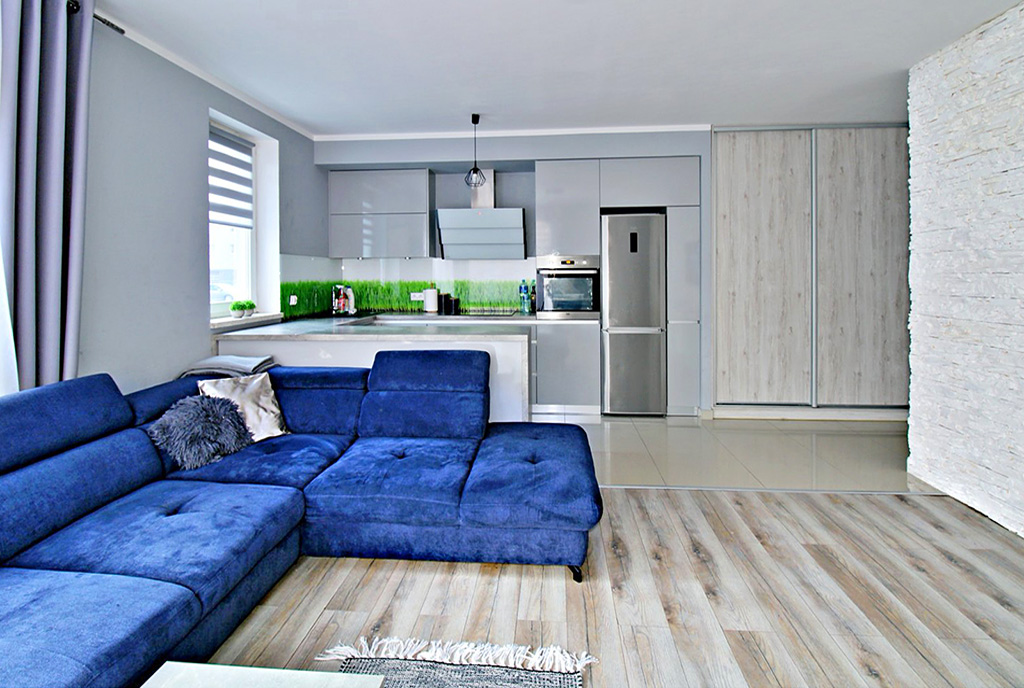 widok z pokoju dziennego na aneks kuchenny w luksusowym apartamencie na sprzedaż Gorzów Wielkopolski