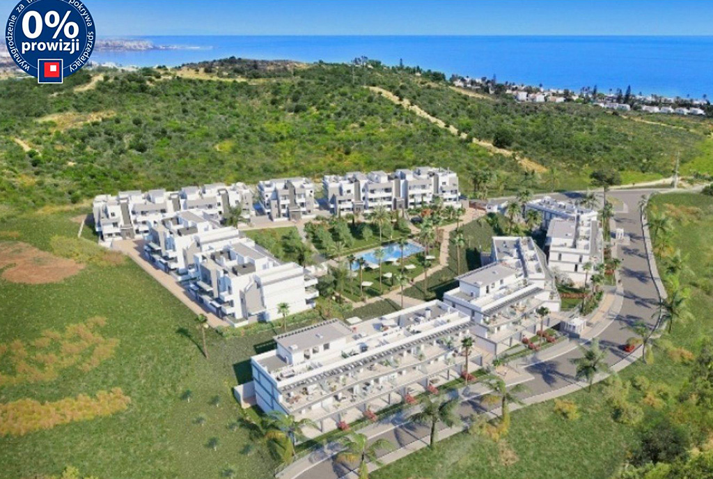 widok z drona na osiedle, na którym mieści się oferowany do sprzedaży luksusowy apartament Hiszpania (Estepona)