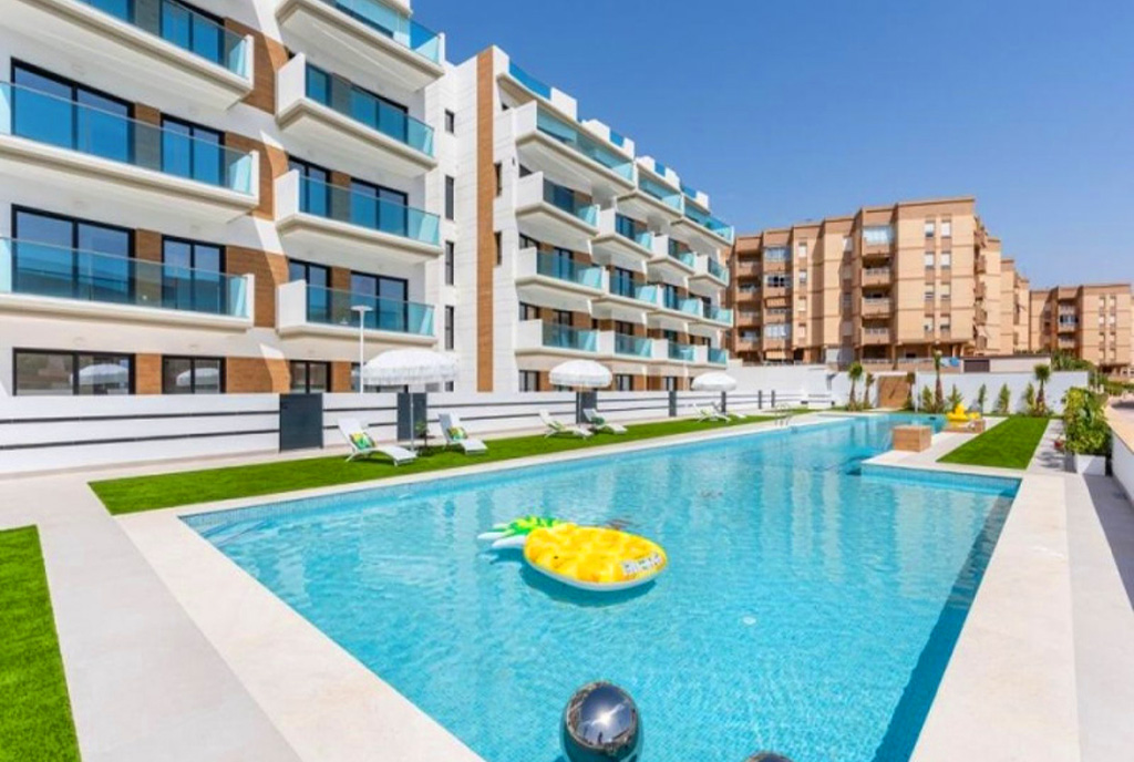 na pierwszym planie basen w częściach wspolnych osiedla, gdzie mieści się luksusowy apartament do sprzedazy w częściach