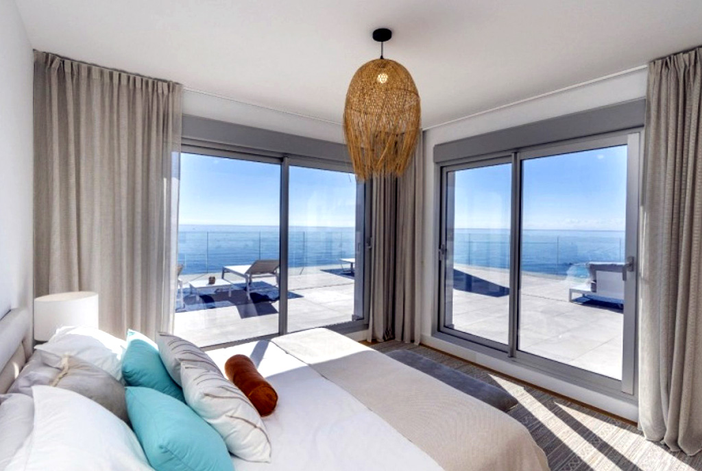 elegancka sypialnia w luksusowym apartamencie na sprzedaż Hiszpania (Mijas Costa)