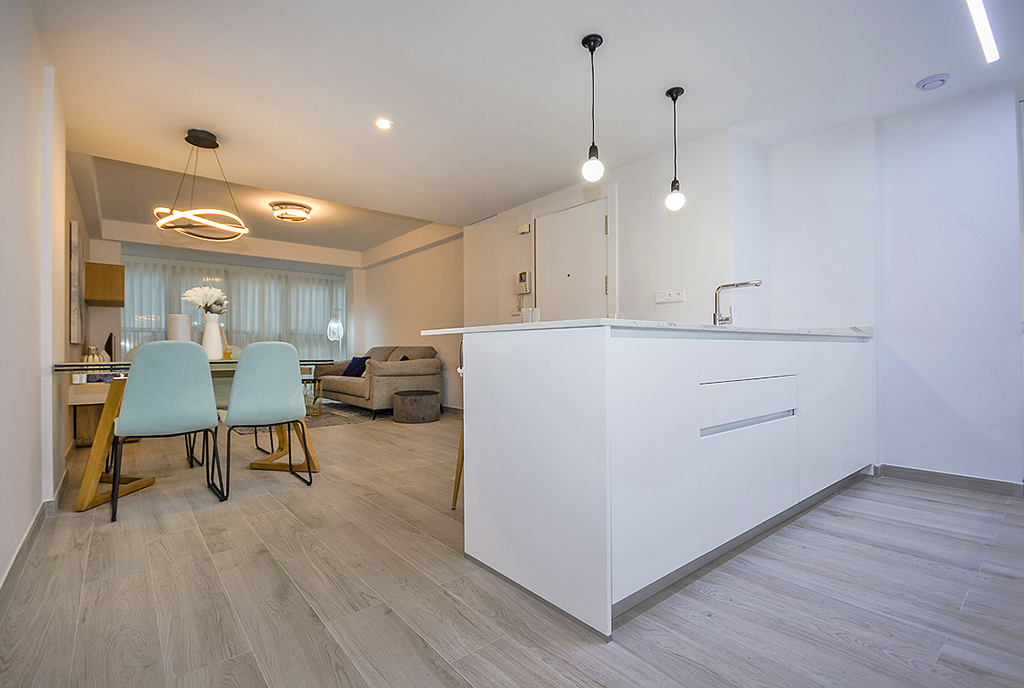 zdjęcie prezentuje jadalnię oraz kuchnię w ekskluzywnym apartamencie do sprzedaży Hiszpania (Orihuel)