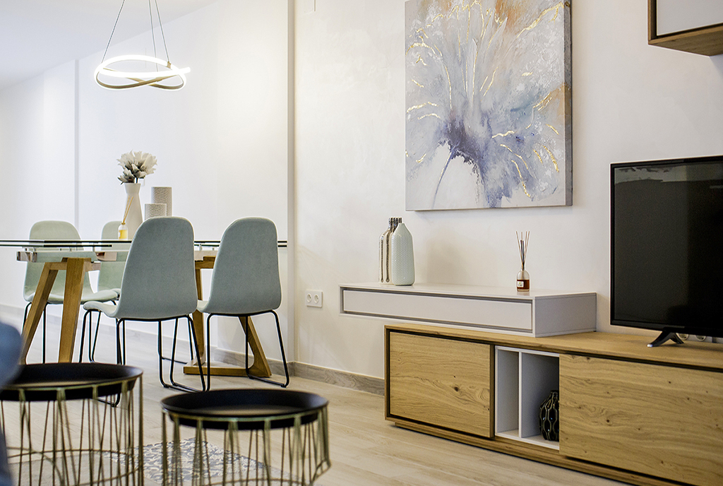 na pierwszym planie pokój dzienny w luksusowym apartamencie na sprzedaż Hiszpania (Orihuel)