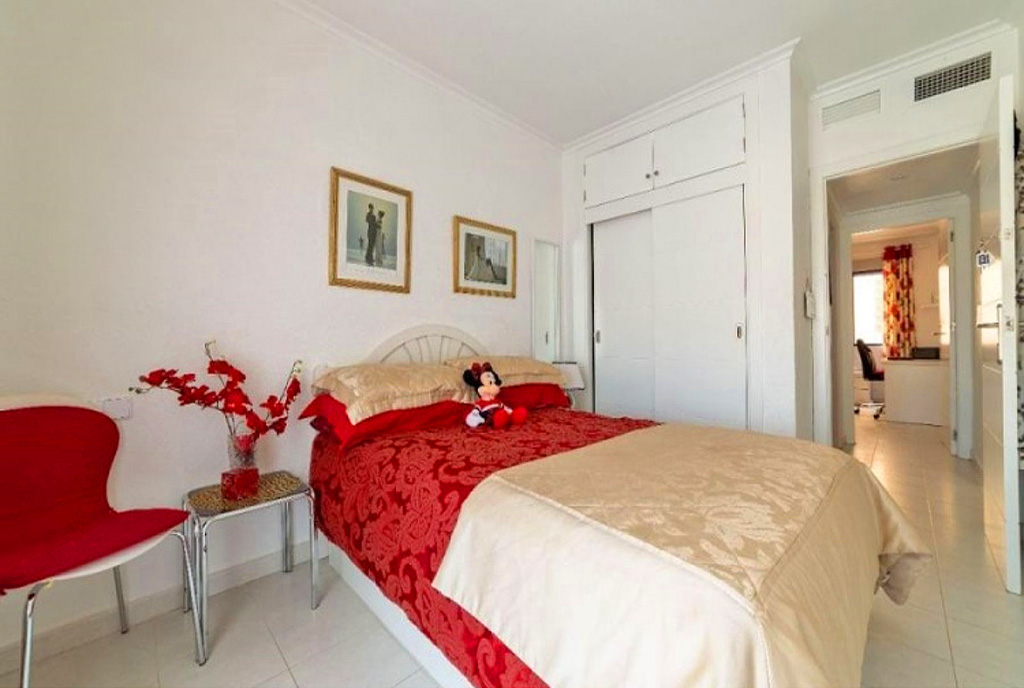 elegancka sypialnia w luksusowym apartamencie do sprzedaży Hiszpania (Orihuela Costa)