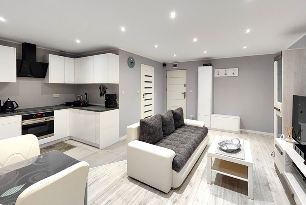 utrzymane w czarno-białej tonacji wnętrze ekskluzywnego apartamencie do sprzedaży Mazury