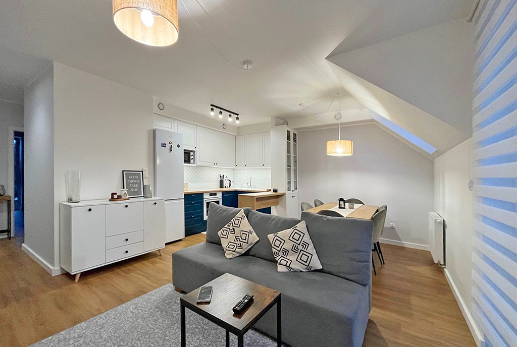 widok z salonu na aneks kuchenny w ekskluzywnym apartamencie do sprzedaży Mazury