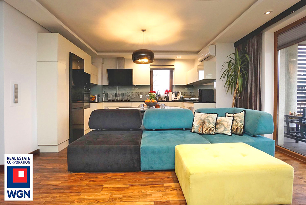 na pierwszym planie salon w ekskluzywnym apartamencie do sprzedaży Poznań (okolice)